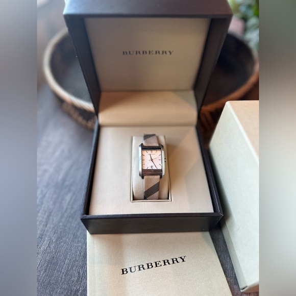 BURBERRY- Classic and Cic Ladies Nova Check Watch. Includes original boxes. - Picture 2 of 7